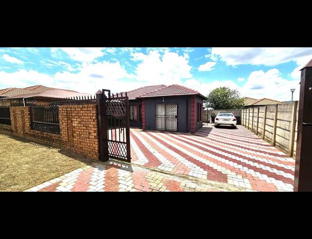 3 BEDROOM HOUSE FOR SALE IN LOTUS GARDENS